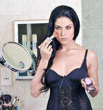 Veena turns into 'human canvas'