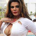 Bollywood&rsquo;s item girl Rakhi Sawant faces arrest warrant?