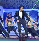 Hrithik sizzles @ Star Parivaar Awards